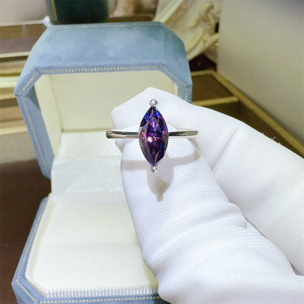 Anillo de Moissanita Talla Ojo de Caballo Púrpura Clásico