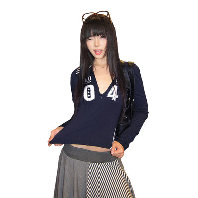 Playera Deportiva Retro para Mujer con Cuello V y Estampado de Letras y Números - Image 5