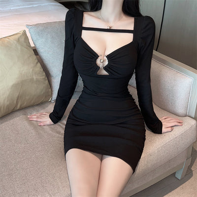 Vestido Drapeado con Escote en V y Botones de Perla en Forma de Corazón