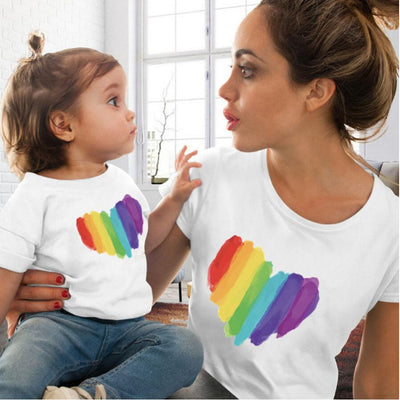 Playera Roja con Estampado de Labios para Niña - Diseño Familiar Divertido