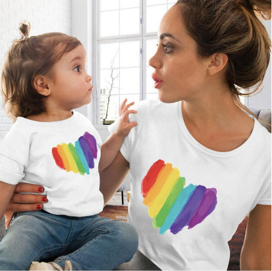 Playera Roja con Estampado de Labios para Niña - Diseño Familiar Divertido