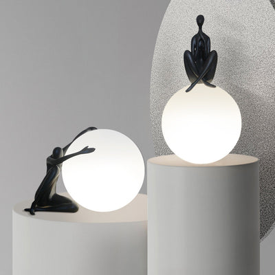Lámpara de Mesita Escultura Humanoide Diseño Artístico Bola de Red - Image 4