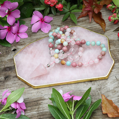 Collar Artesanal de Piedra Rosa con Nudo de Macramé