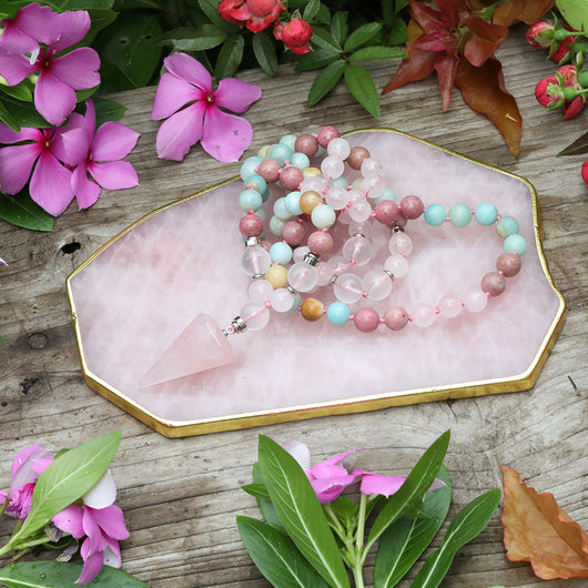 Collar Artesanal de Piedra Rosa con Nudo de Macramé