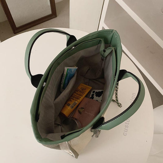 Bolsa de Cadena Portátil con Textura Rayada y Detalles en Contraste - Image 10