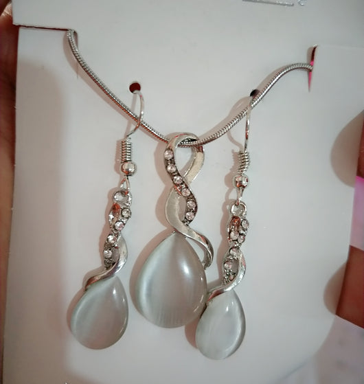 Conjunto de Joyas Ópalo para Mujer - Collar y Aretes de Circonita Cúbica Gota de Agua - Image 8