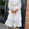 Vestido Suelto Estampado Blanco con Cintura Regulable - Estilo Ejecutivo