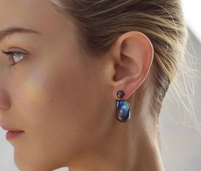 Aretes de Perla Barroca Elaborada con Diseño de Cola - Image 2