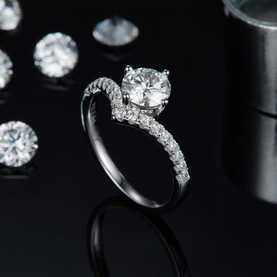 Anillo de Moissanita en V de 1 Quilate - Estilo Coreano Moderno - Image 9