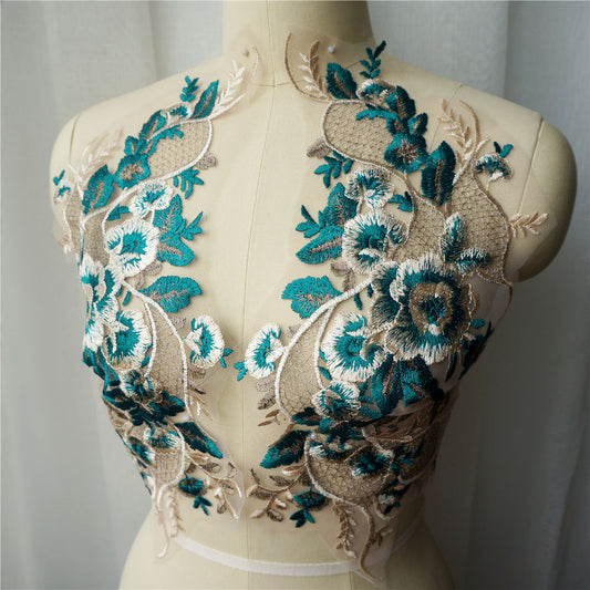 Adornos de Pecho para Vestido de Noche Verde con Encaje y Hilos Dorados