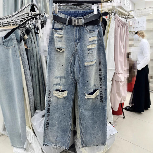 Jeans Rotos con Estampado de Letras y Efecto Pintura Desgastada