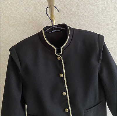 Abrigo Negro de Moda para Mujer - Diseño Personalizado y Versátil - Image 8