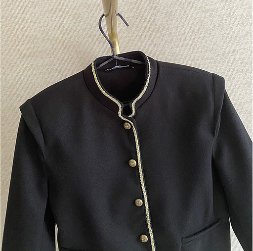 Abrigo Negro de Moda para Mujer - Diseño Personalizado y Versátil - Image 8