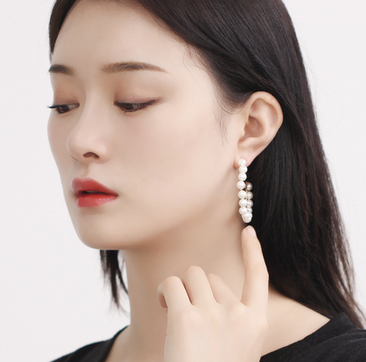 Aretes de Perlas Completas Big C con Ganchos Dorados - Diseño Minimalista - Image 9