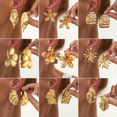Aretes de Flor Plisada en Metal Líquido - Image 3