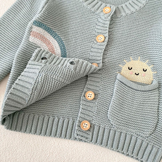 Cardigan Infantil de Algodón con Patrón Arcoíris Bordado y Bolsillos Dobles - Image 10