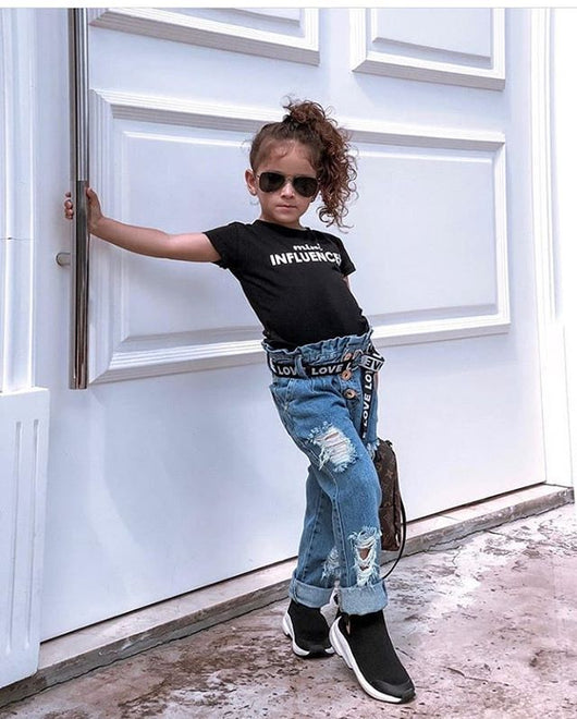 Conjunto Urbano: Camiseta Estampada con Pantalón Denim Rotos y Cinturón