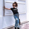 Conjunto Urbano: Camiseta Estampada con Pantalón Denim Rotos y Cinturón