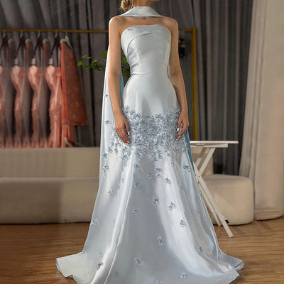 Vestido de Fiesta Elegante con Corpiño de Satén y Chal Largo Tostado - Image 3