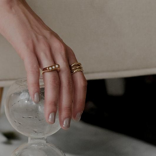 Anillo de Perla Geométrico Minimalista para Mujer