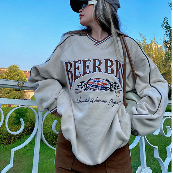 Playera Deportiva con Cuello V y Detalles Bordados