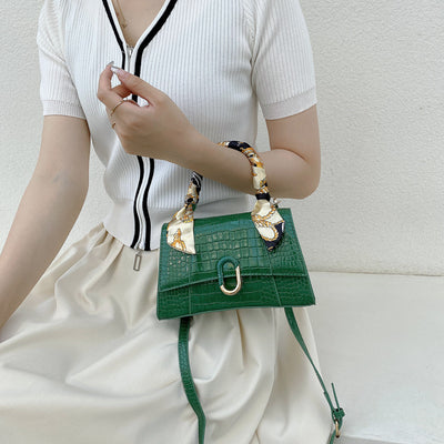 Bolso Bandolera de Cuero Brillante con Pañuelo de Seda para Mujer - Image 7