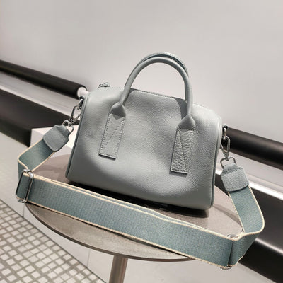 Bolso de Mano en Cuero Genuino con Diseño Minimalista y Suave - Image 4