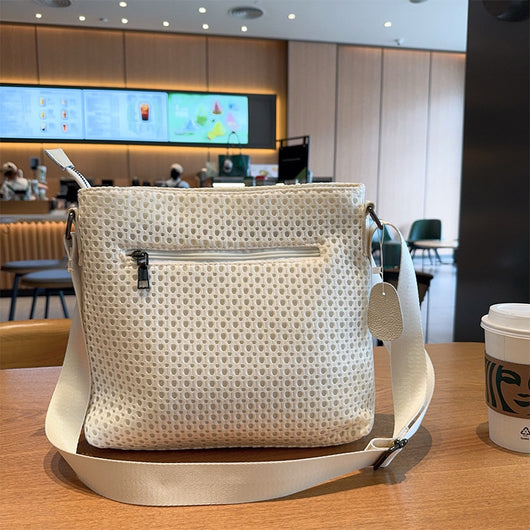 Bolsa Crossbody de Malla con Parches de Gran Capacidad - Image 3
