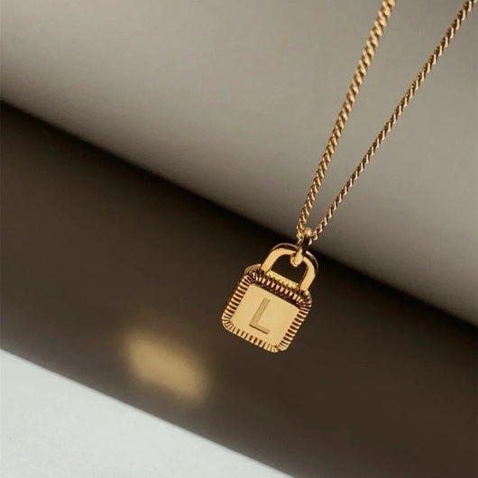 Collar Colgante Cuadrado con 26 Letras en Oro Laminado 18K - Image 3