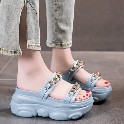 Pantuflas Slip-On con Plataforma y Cadena Decorativa - Image 5
