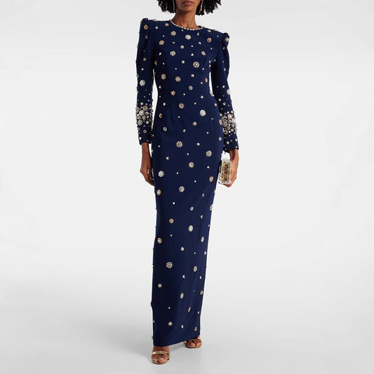 Vestido Largo Slim con Pedrería y Detalles de Alta Costura
