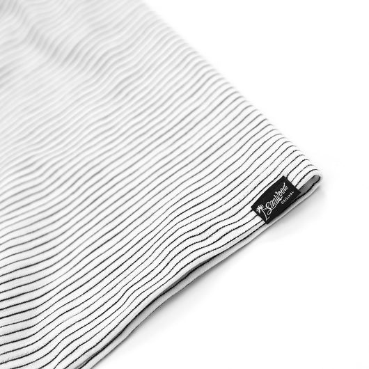 Playera de Rayas Blancas y Negras con Estampado de Letras - Image 7