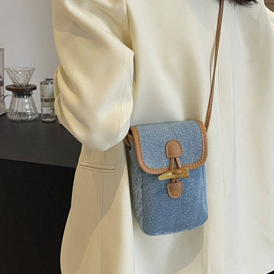 Bolsa Mensajera de Mezclilla Vertical con Botón de Cuerno para Celular Mujer - Image 4