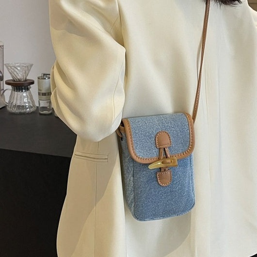 Bolsa Mensajera de Mezclilla Vertical con Botón de Cuerno para Celular Mujer - Image 4
