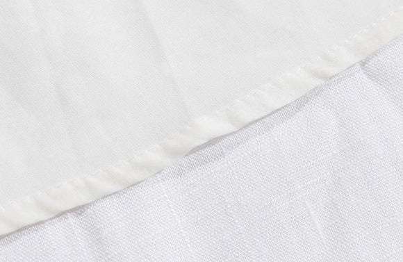 Vestido Blanco Ajustado con Cuello Volante