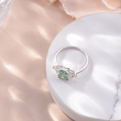 Anillo de Moissanita Triangular Azul Verde con Baño de Oro 18K en Plata - Image 5
