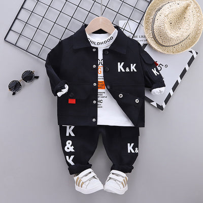 Conjunto de 3 Piezas: Chamarra Estilo Letras, Camiseta Manga Larga y Jeans - Image 10