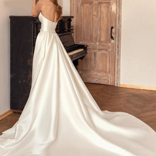 Vestido Satinado Ajustado con Espalda Descubierta y Tren Desmontable - Image 3