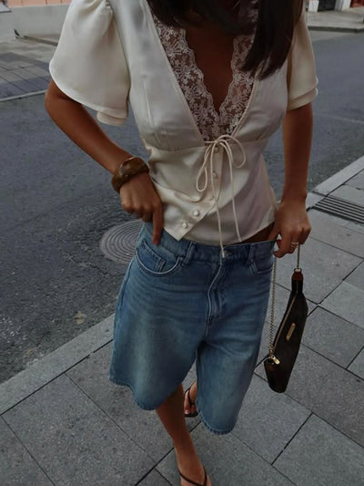 Blusa Ajustada con Escote V y Detalles de Encaje - Image 25