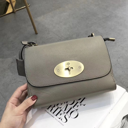 Bolso Bandolera de Cuero con Cadena - Diseño Versátil de Color Sólido - Image 14