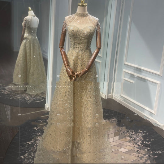 Vestido de Noche Dorado Lujo con Detalle en Cuello