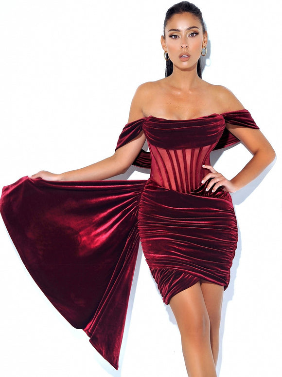 Vestido de Noche Elegante en Terciopelo con Escote Sensual
