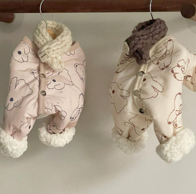 Mameluco Térmico para Perros con Estampado de Osito y Bufanda Tejida