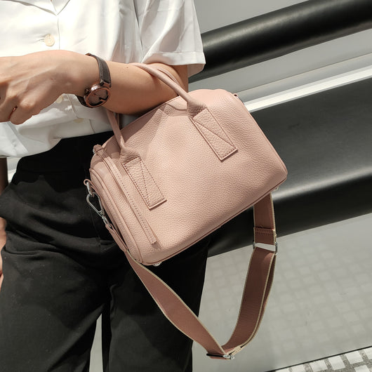 Bolso de Mano en Cuero Genuino con Diseño Minimalista y Suave - Image 9