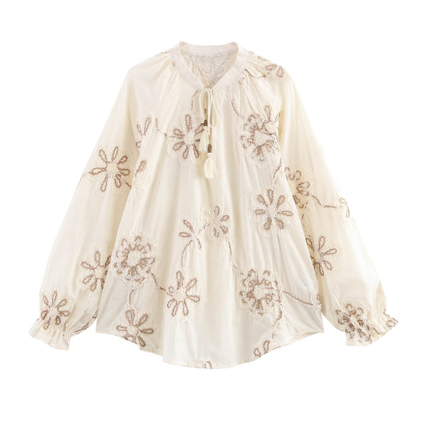Blusa Elegante con Bordados Florales y Cuello en V