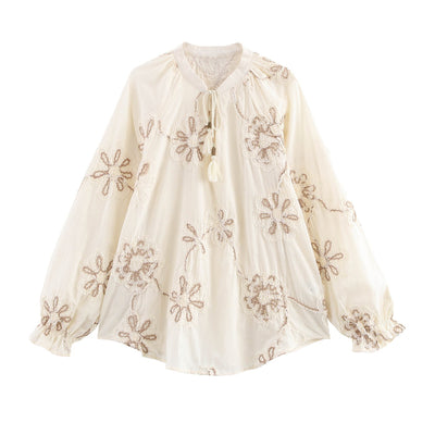Blusa Elegante con Bordados Florales y Cuello en V