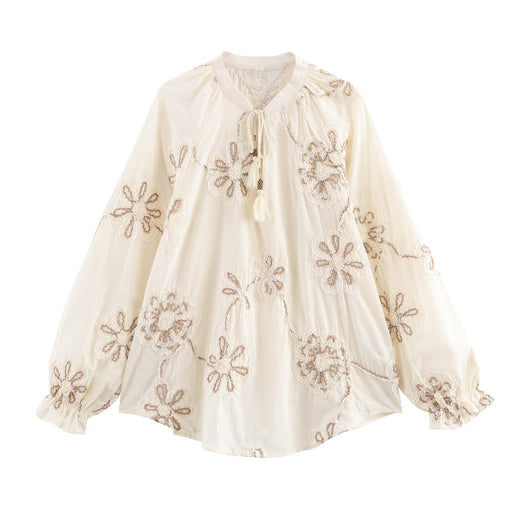 Blusa Elegante con Bordados Florales y Cuello en V