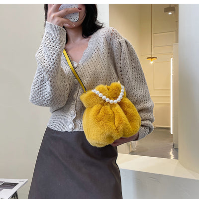 Bolso Mensajero de Peluche con Perlas para Mujer - Diseño Trendy e Instagrameable - Image 12