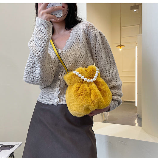 Bolso Mensajero de Peluche con Perlas para Mujer - Diseño Trendy e Instagrameable - Image 12