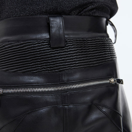 Pantalones de Cuero Punk Bootcut con Detalles de Metal y Costuras 3D - Image 2